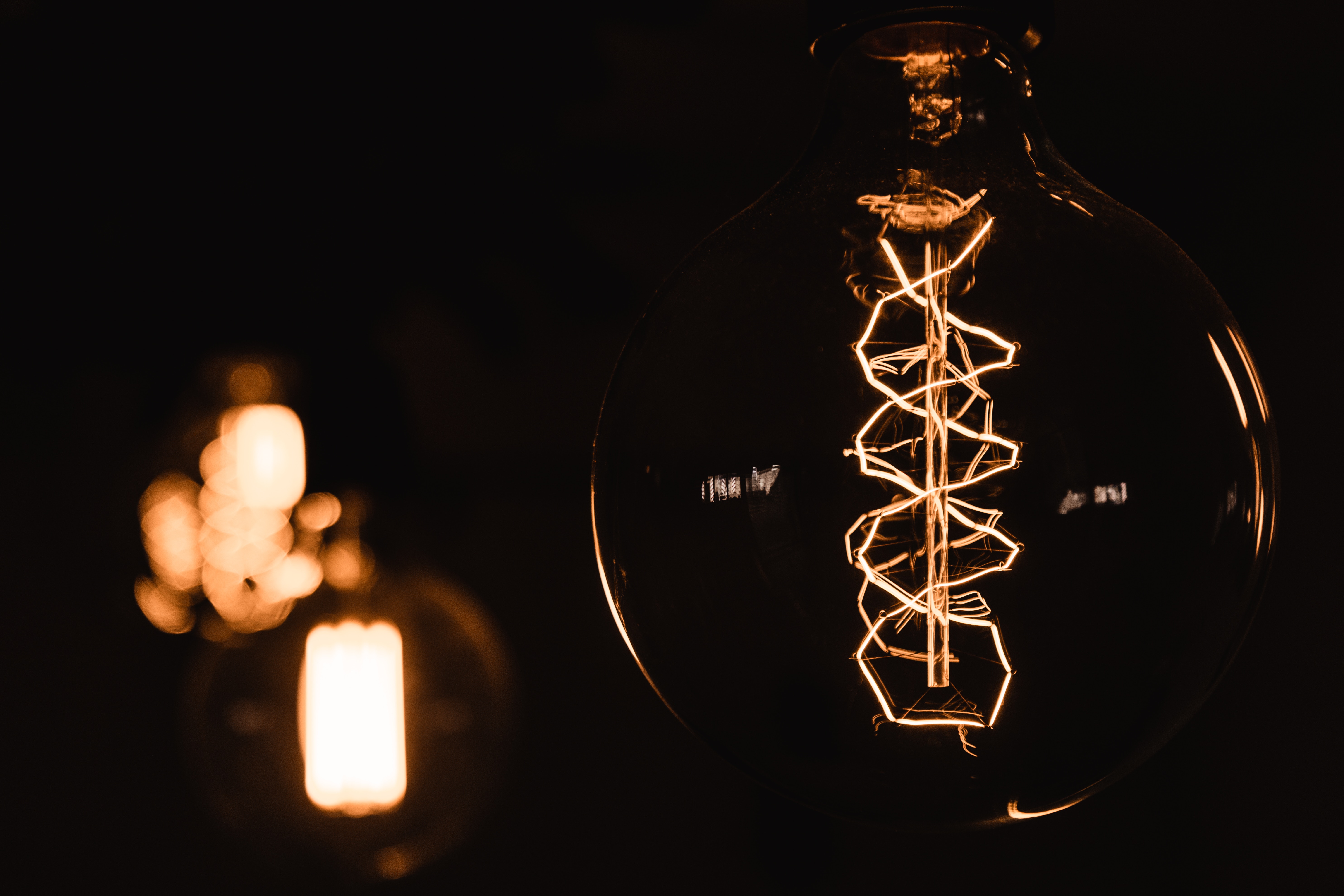 Edison style light bulb with double helix filament