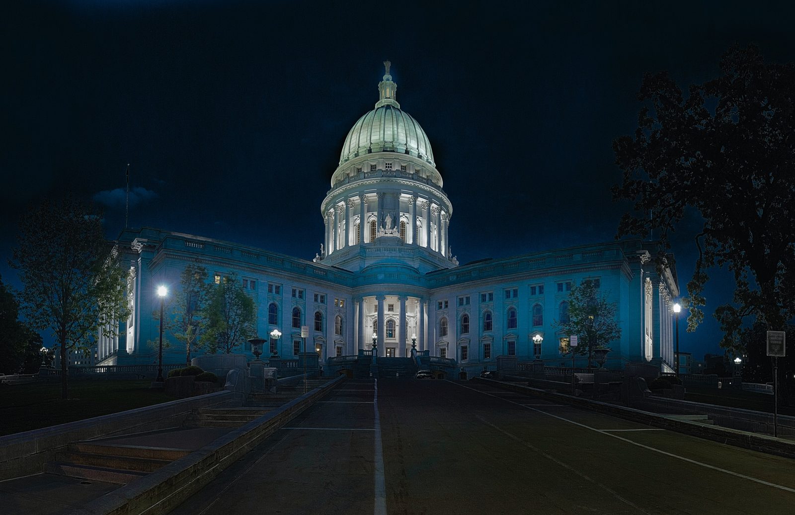 This is a 44 image HDR panoramic image of the Capitol building. This has been downsampled to 4k width so that it’s not stupidly large.I’m playing around with HDR panoramas at the moment and this one turned out pretty well.