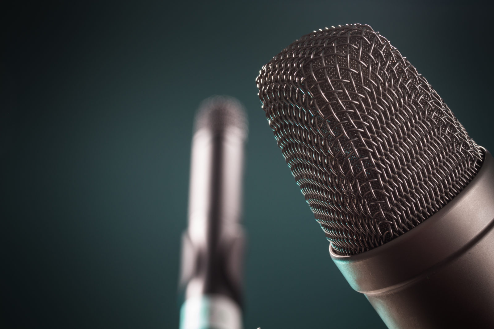 Zwei Mikrofone - Close Up grüner Hintergrund