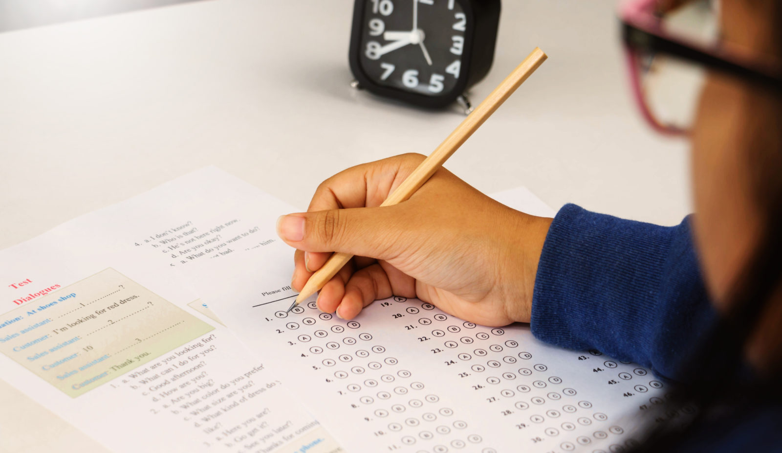 student's hand taking English test in class