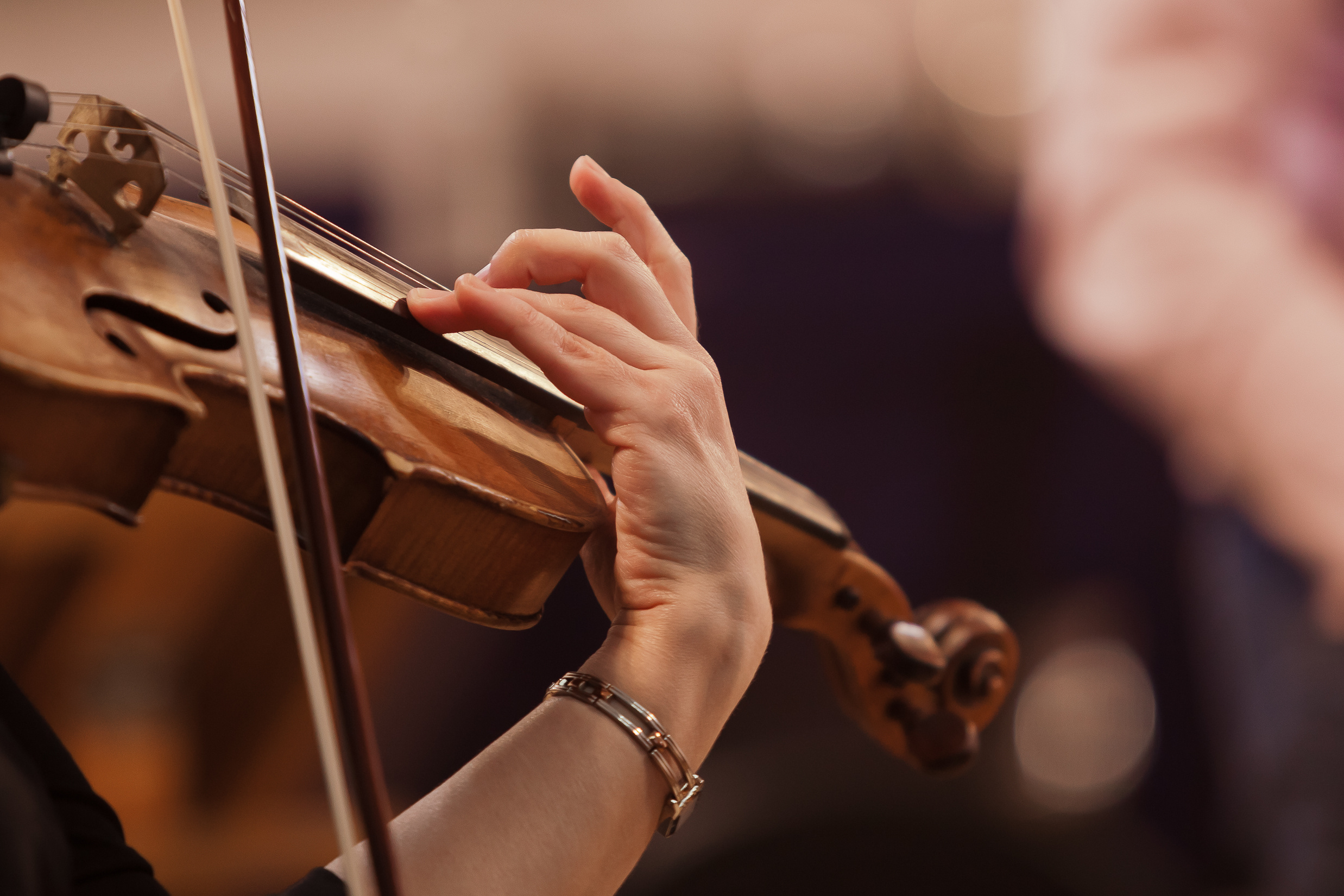 Hand of a woman playing the violin