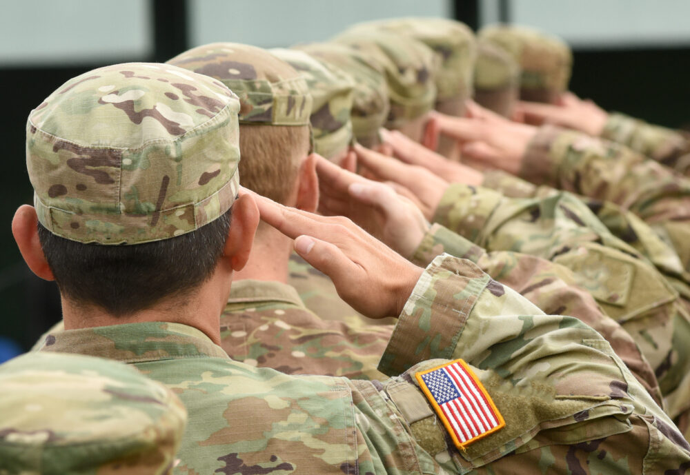 US soldiers giving salute
