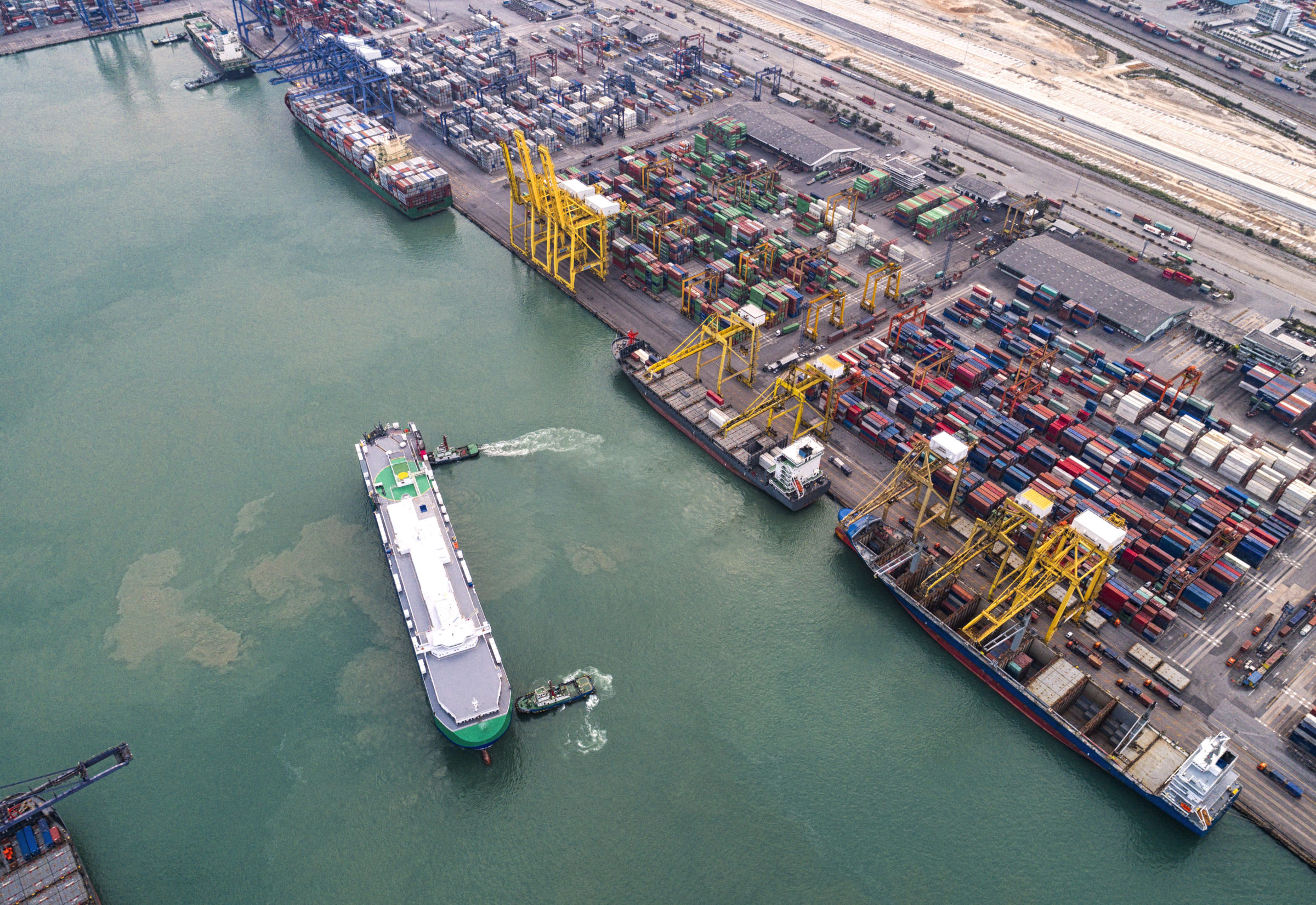 The busy of port congestion loading and discharging containers services in maritime transports in World wide logistics