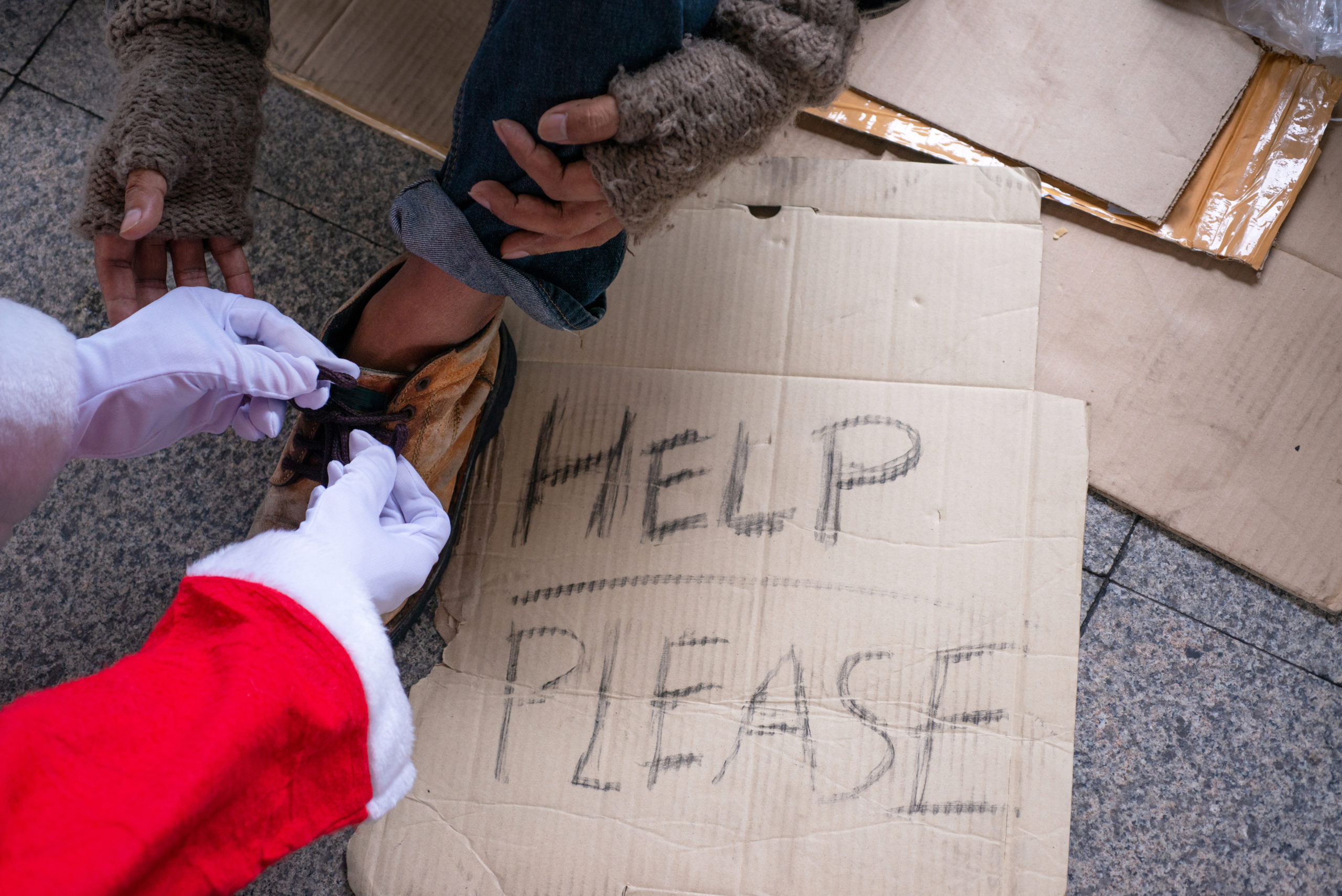 Santa tied the shoe rope to the homeless, help the homeless, homeless christmas